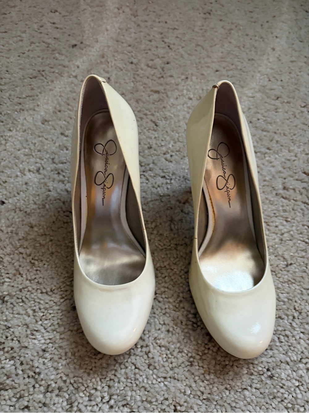 Jessica Simpson White Patent Round-Toe Pumps (127)